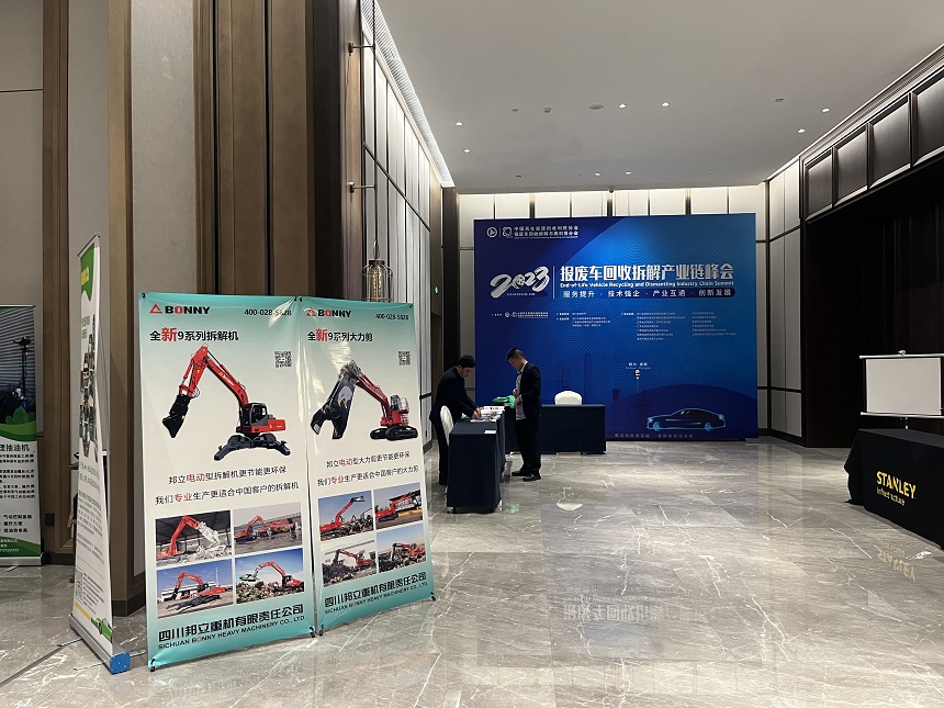 邦立重機挖掘機交流現場(chǎng).jpg